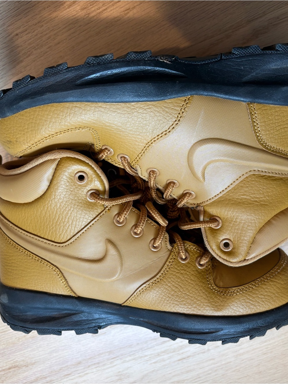 Nike Manola boot wheat 4y